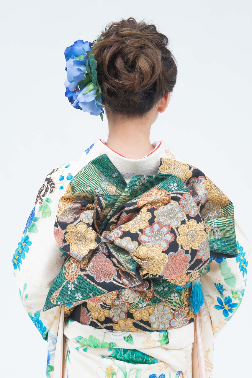 白地に大輪薔薇