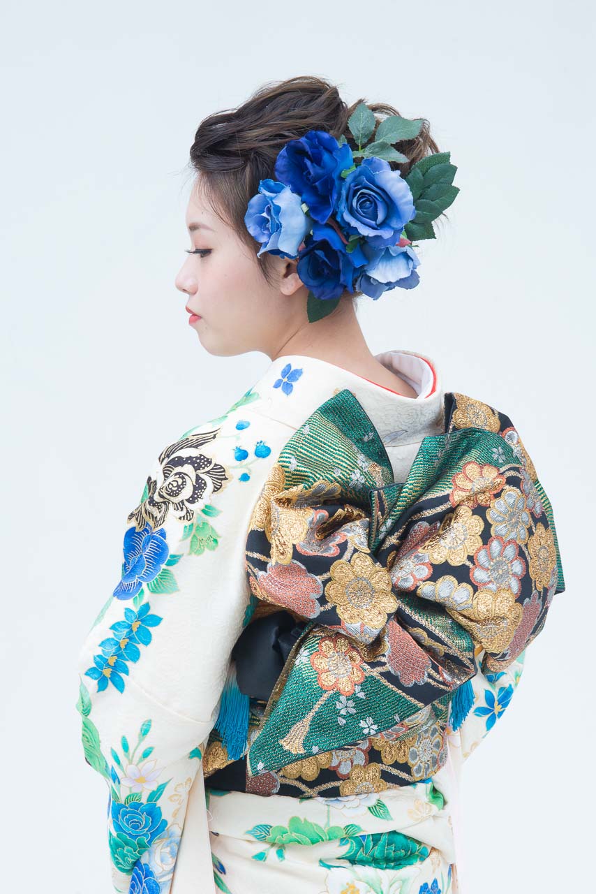 白地に大輪薔薇