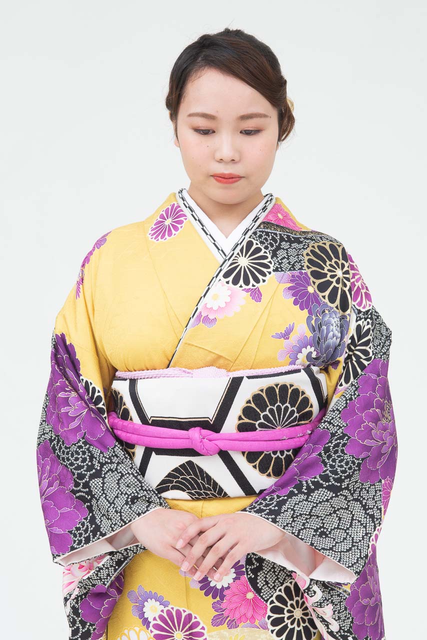 黄色地乱菊裾黒