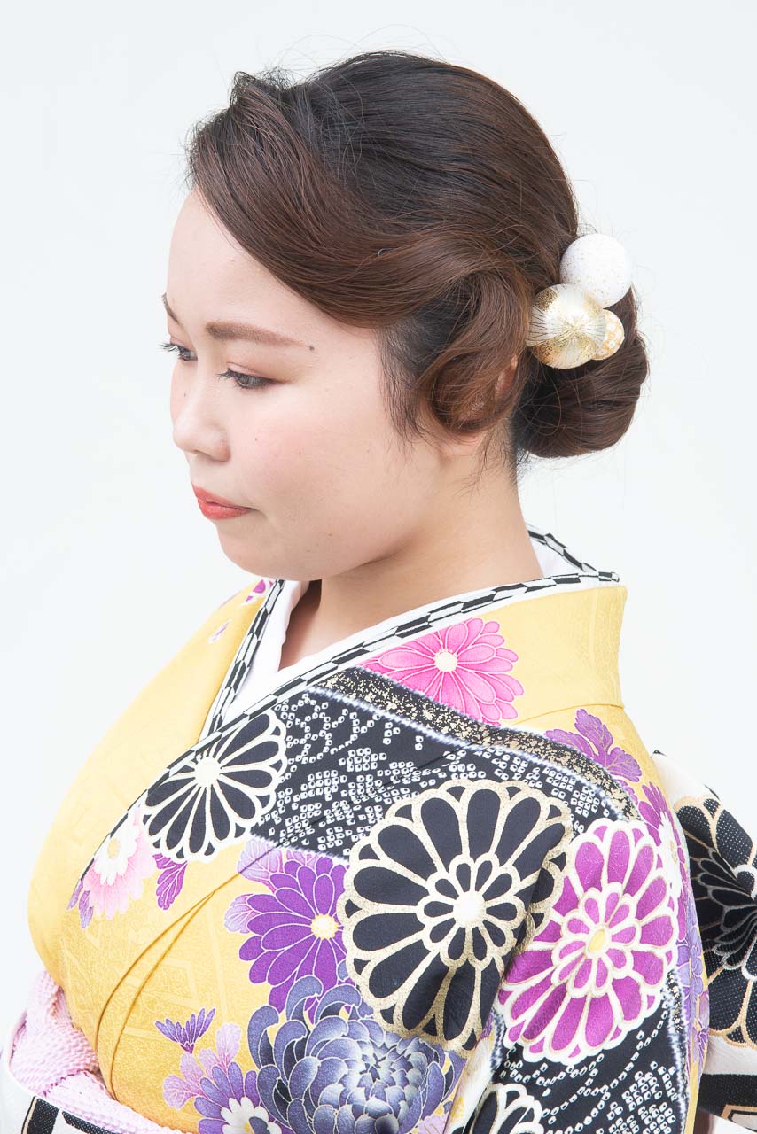 黄色地乱菊裾黒
