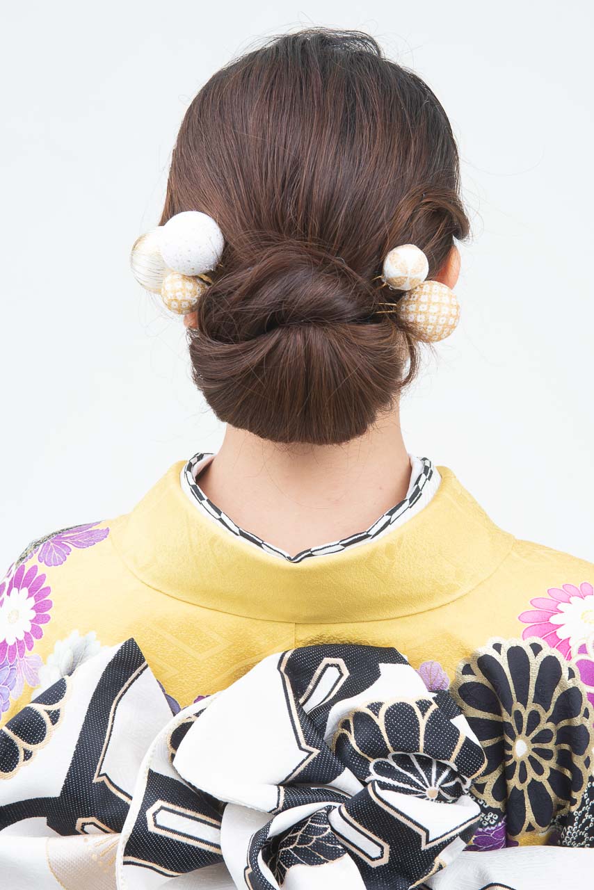 黄色地乱菊裾黒