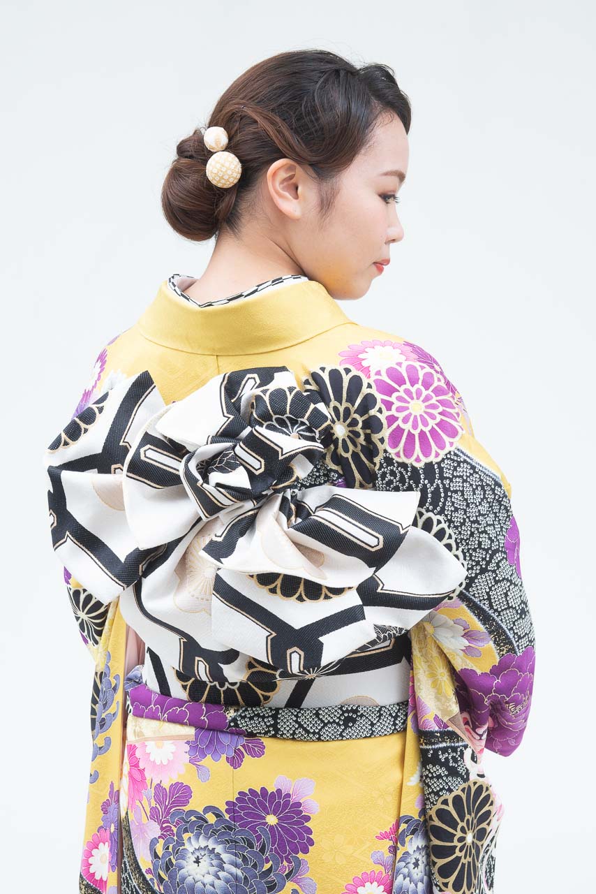 黄色地乱菊裾黒
