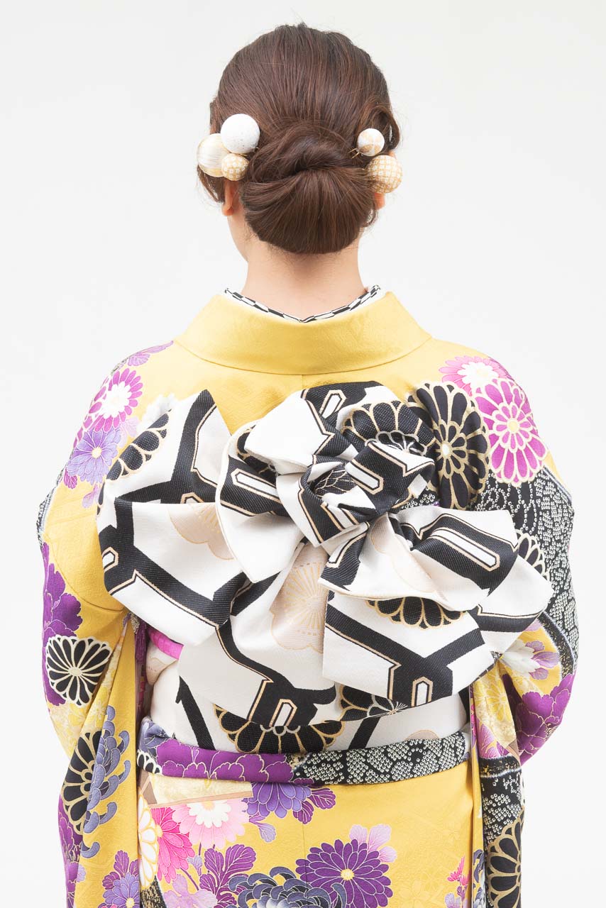 黄色地乱菊裾黒