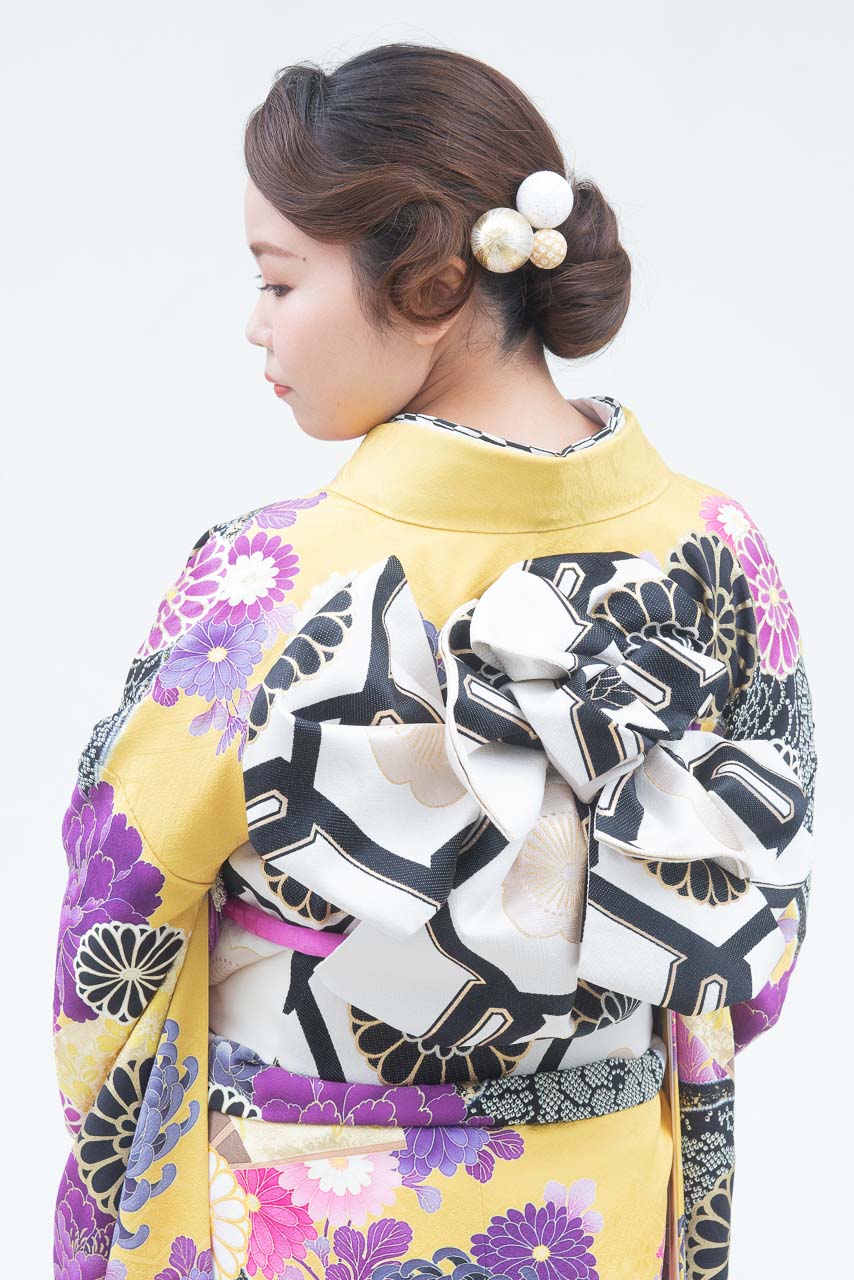 黄色地乱菊裾黒