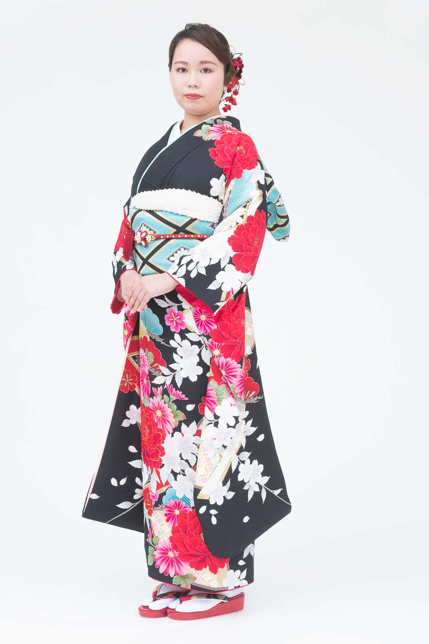 黒地に紅白花柄松模様