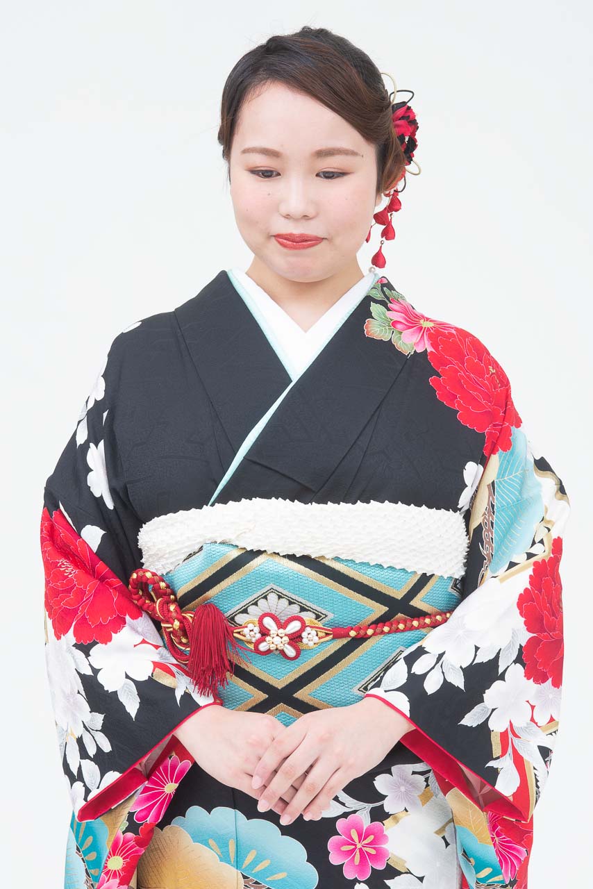 黒地に紅白花柄松模様