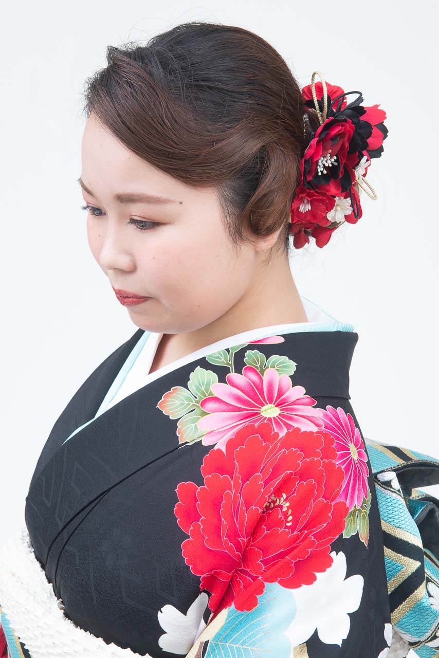 黒地に紅白花柄松模様