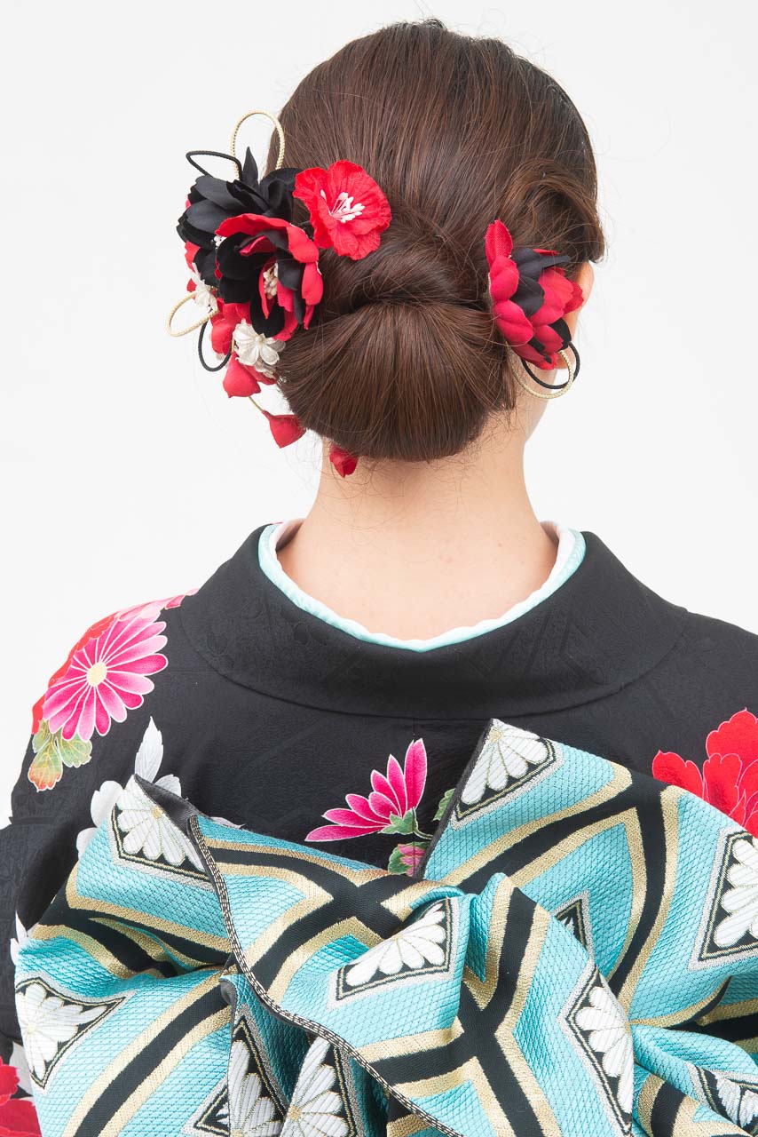 黒地に紅白花柄松模様