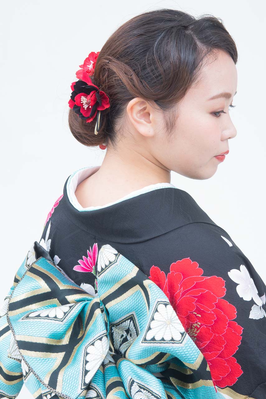 黒地に紅白花柄松模様