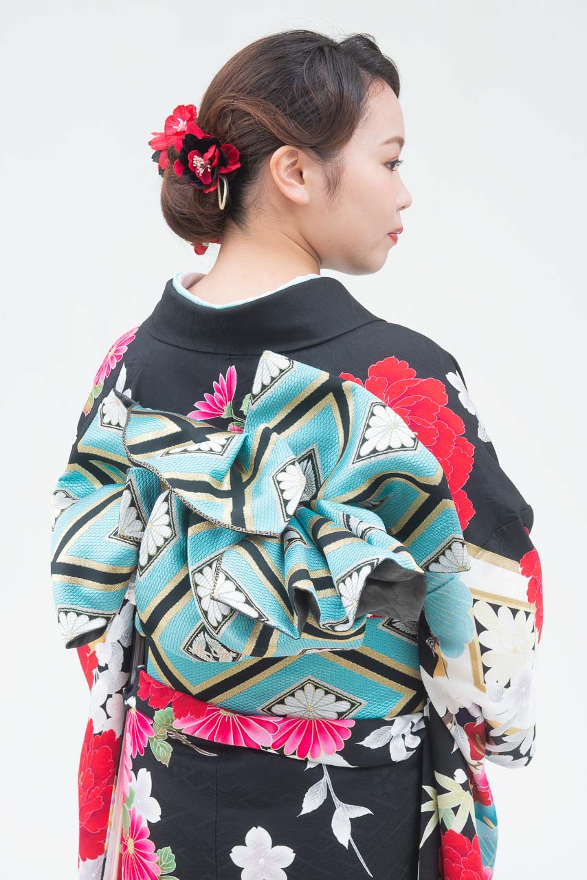 黒地に紅白花柄松模様