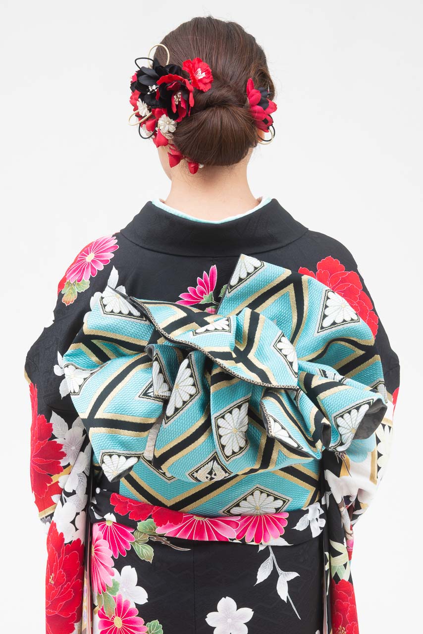 黒地に紅白花柄松模様