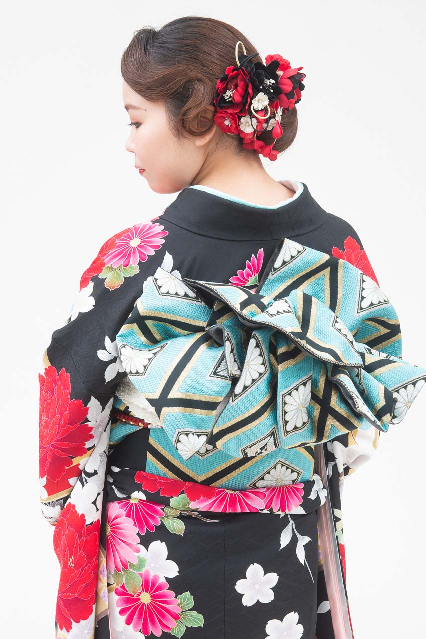 黒地に紅白花柄松模様