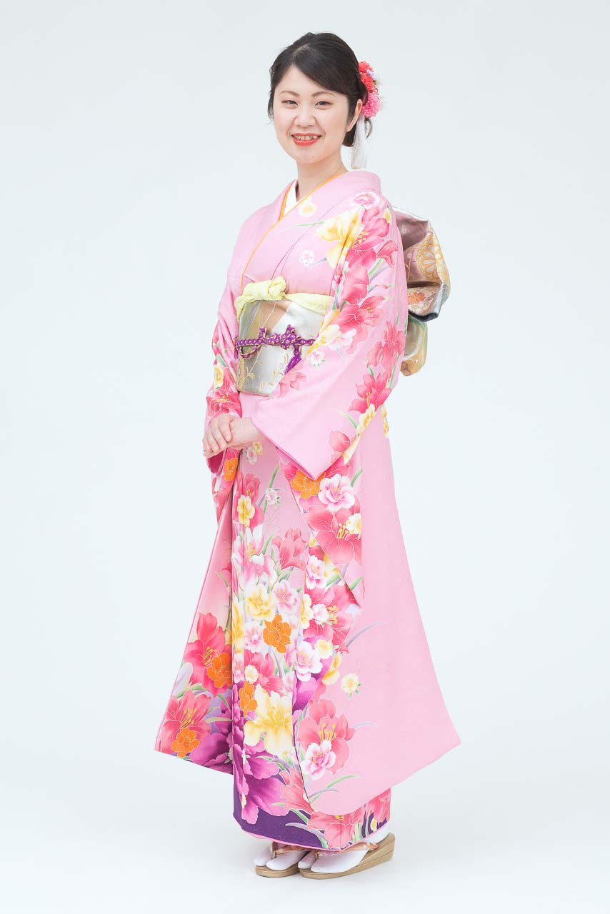 ピンク地に裾牡丹