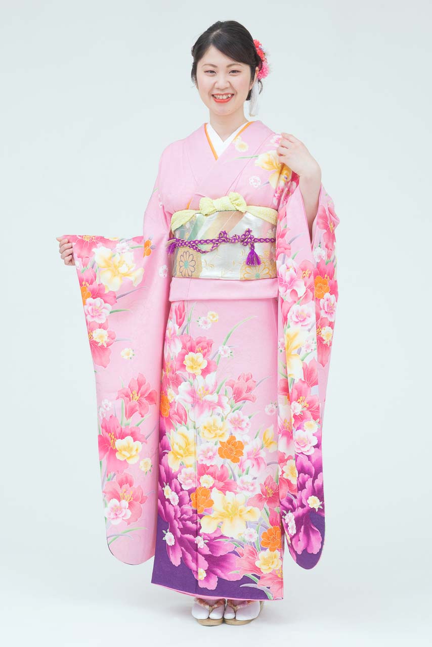 ピンク地に裾牡丹