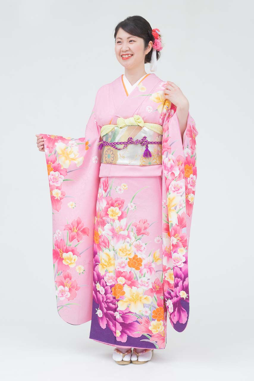 ピンク地に裾牡丹