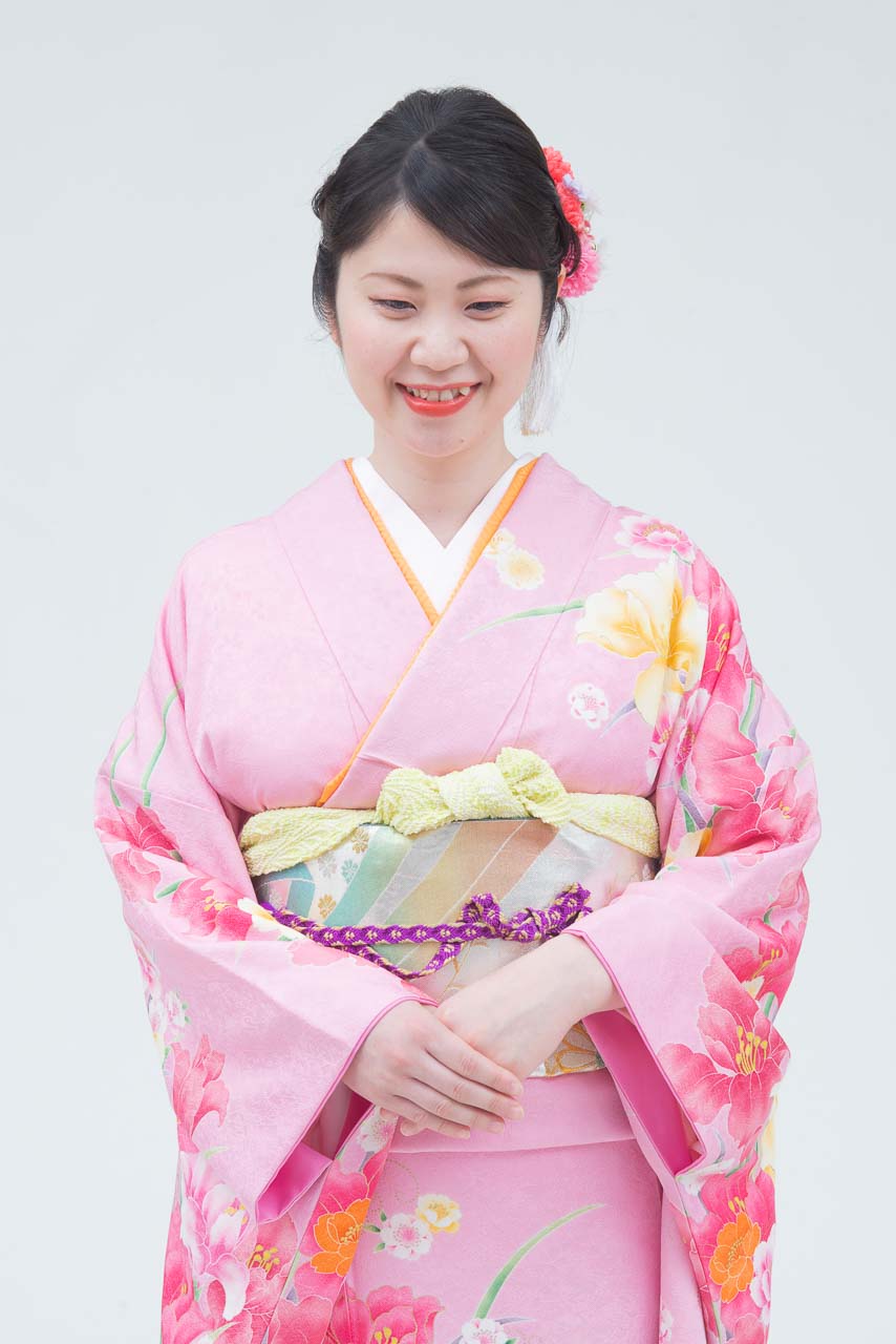 ピンク地に裾牡丹