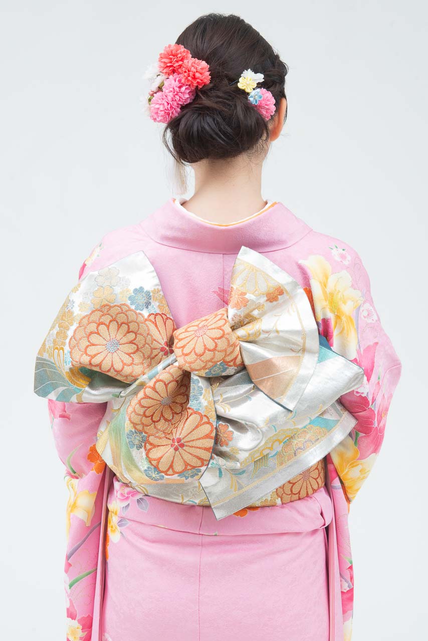 ピンク地に裾牡丹