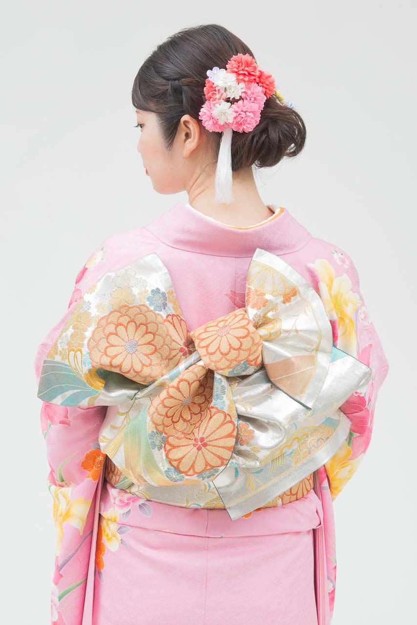 ピンク地に裾牡丹