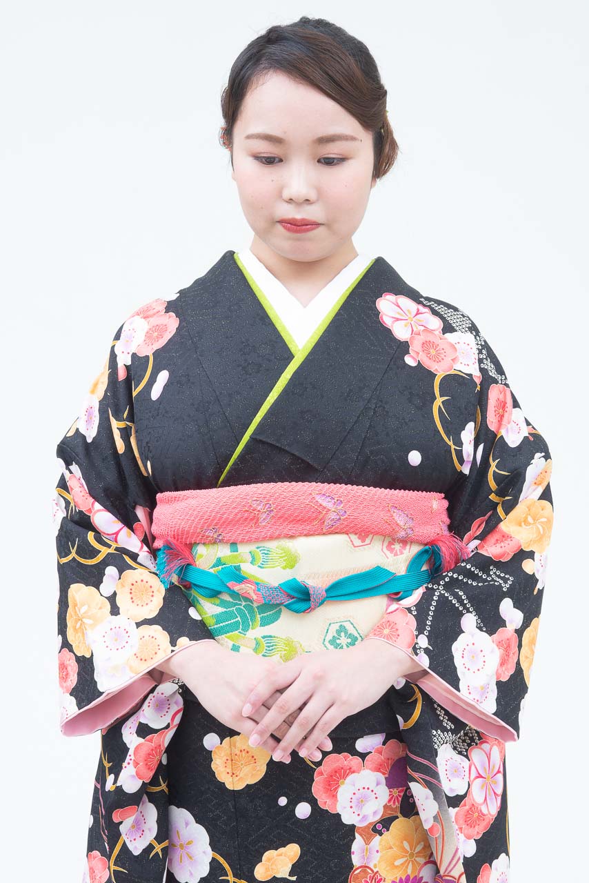 黒地に小花柄裾橙