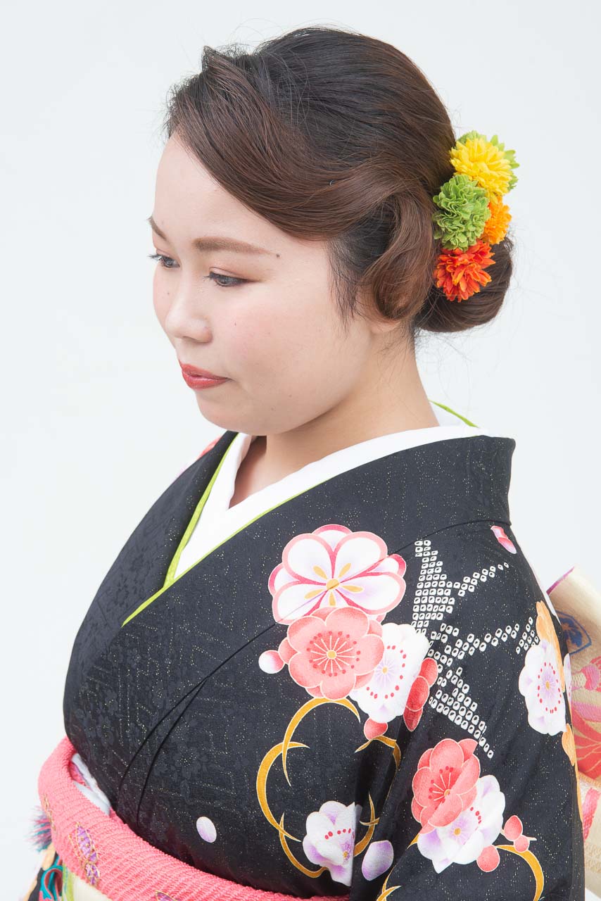 黒地に小花柄裾橙