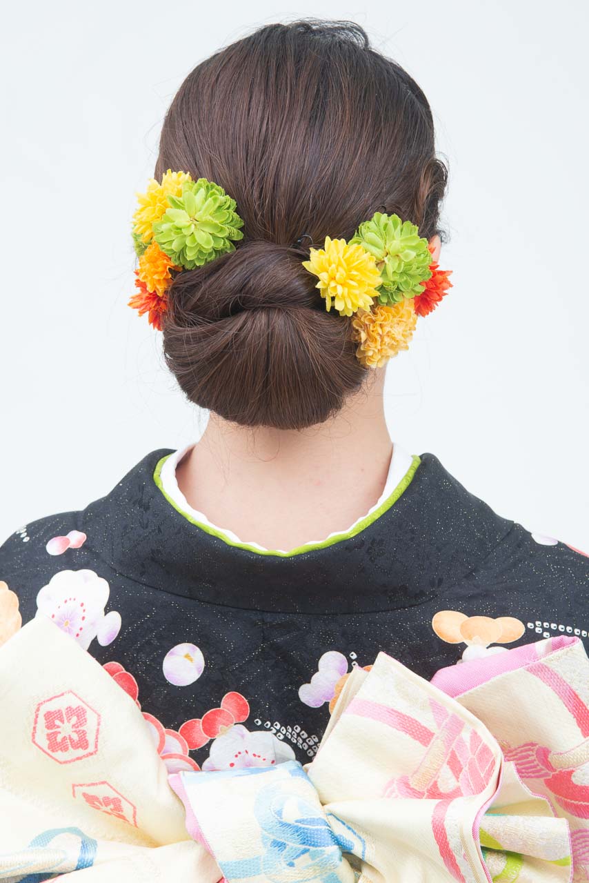 黒地に小花柄裾橙