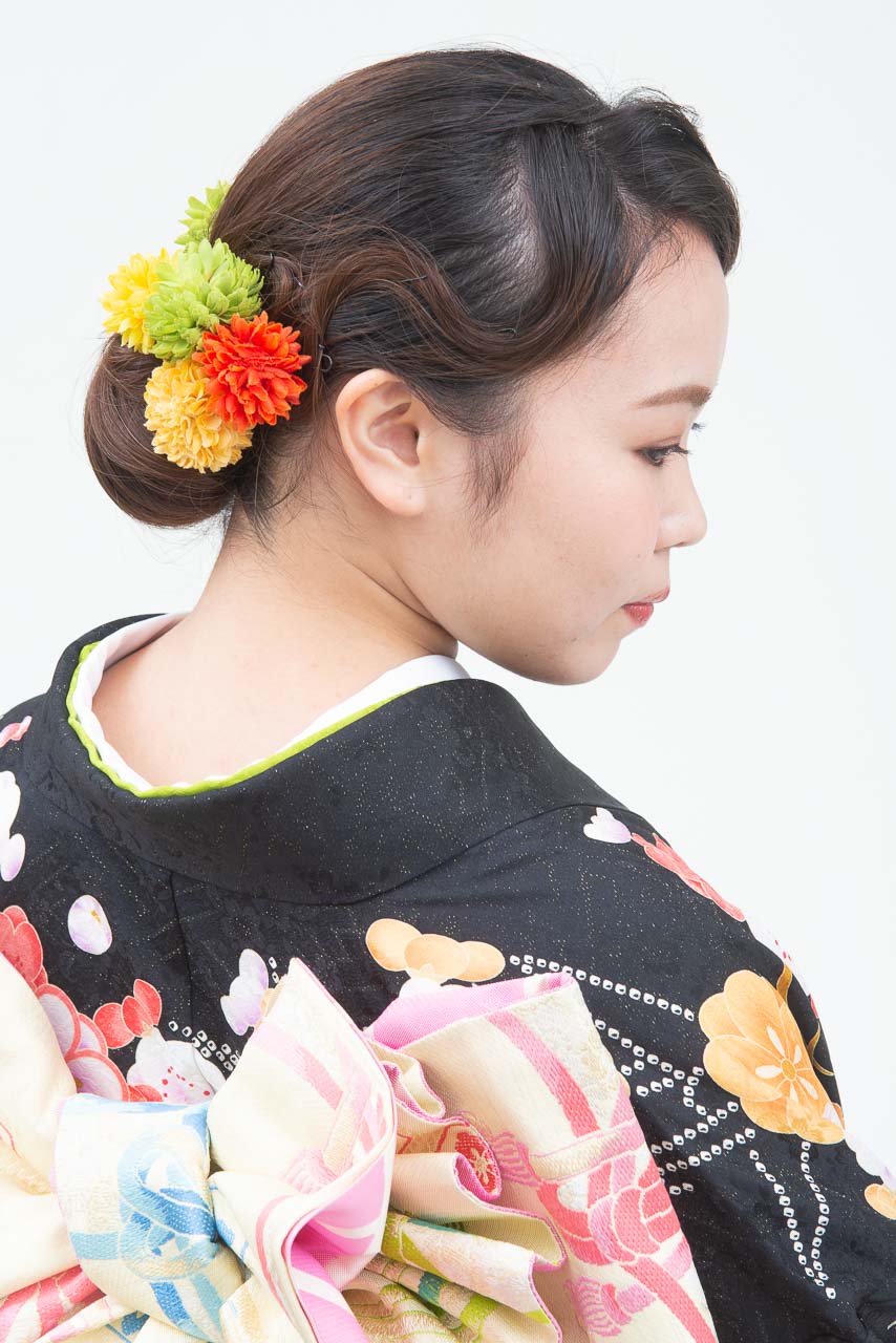 黒地に小花柄裾橙