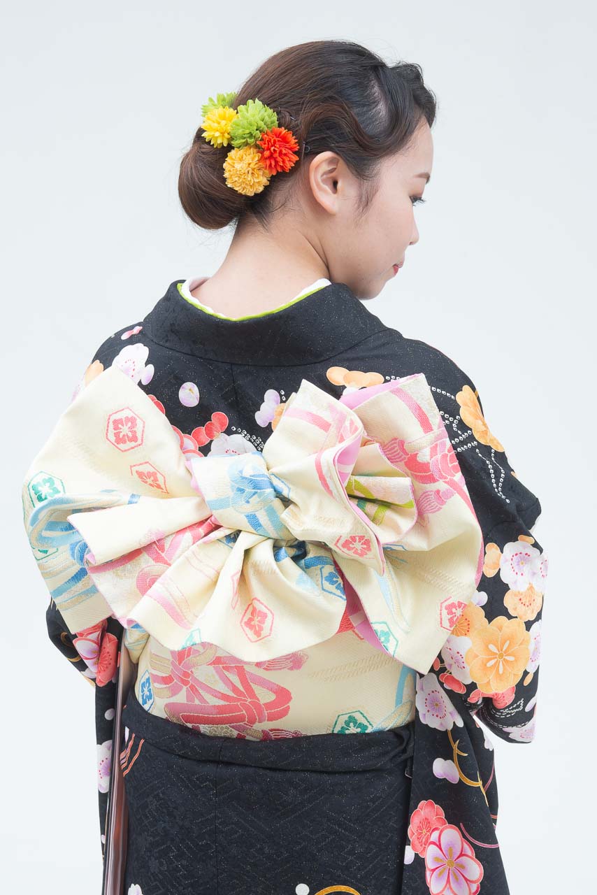 黒地に小花柄裾橙