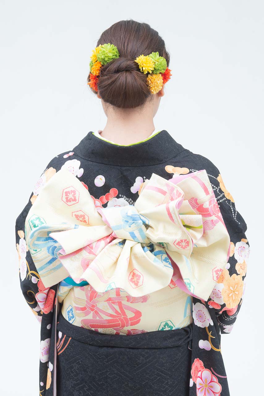 黒地に小花柄裾橙