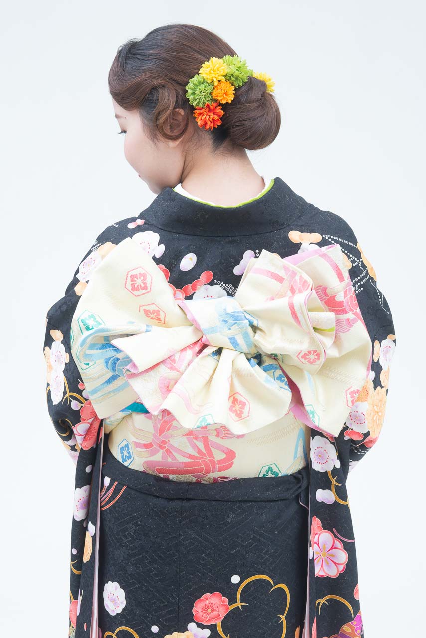 黒地に小花柄裾橙