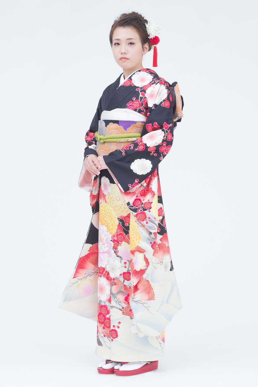 黒地に大柄四季花