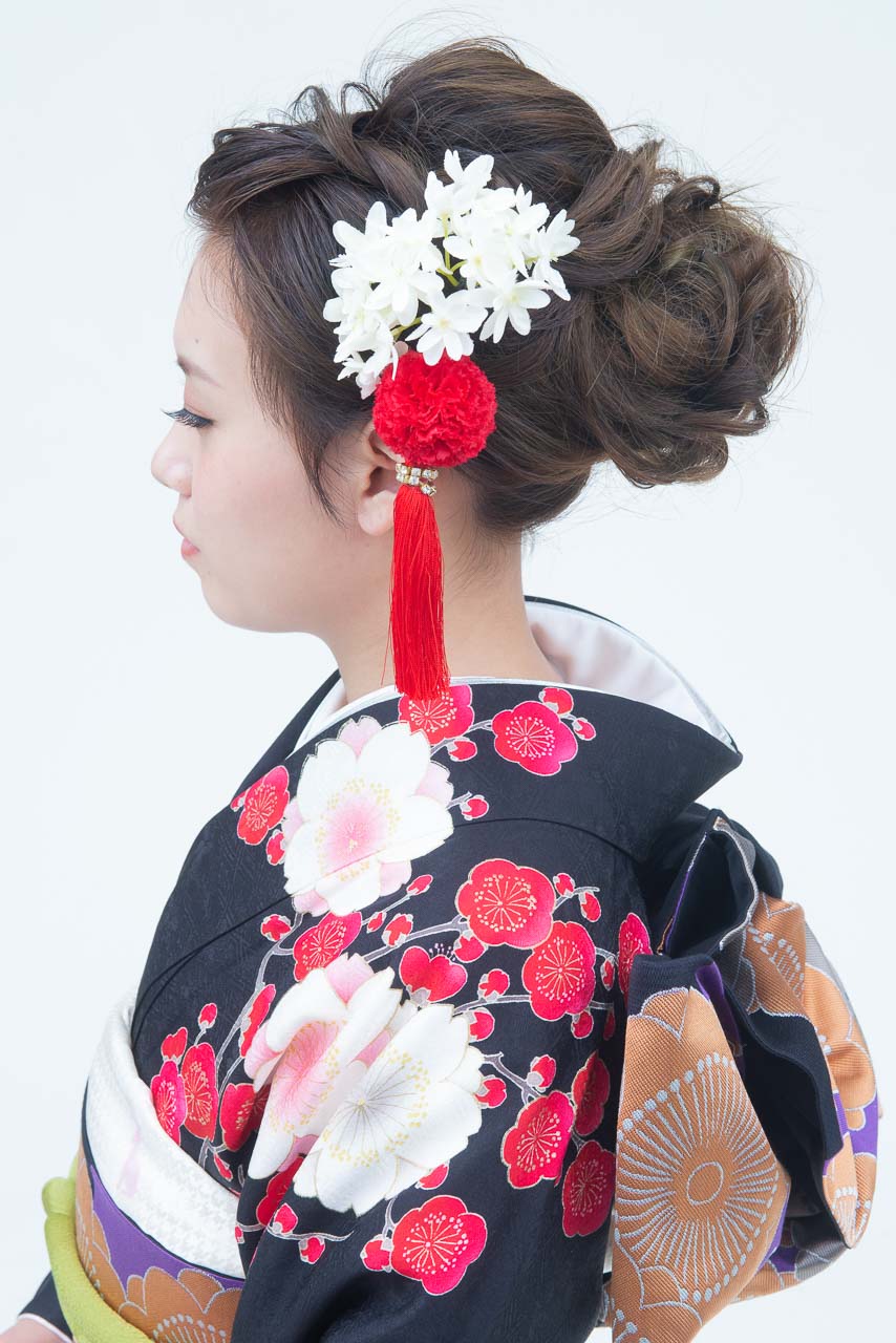 黒地に大柄四季花