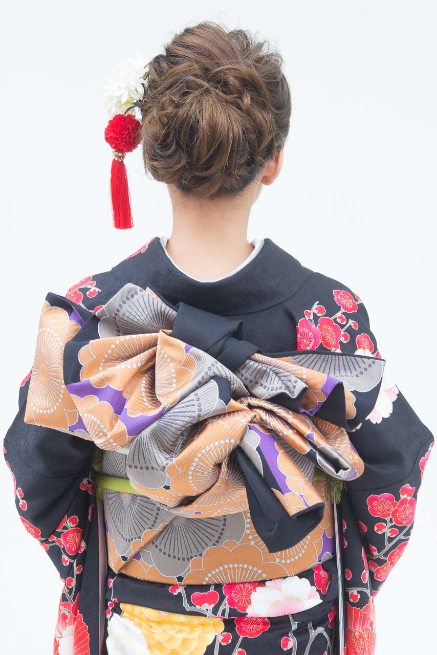 黒地に大柄四季花