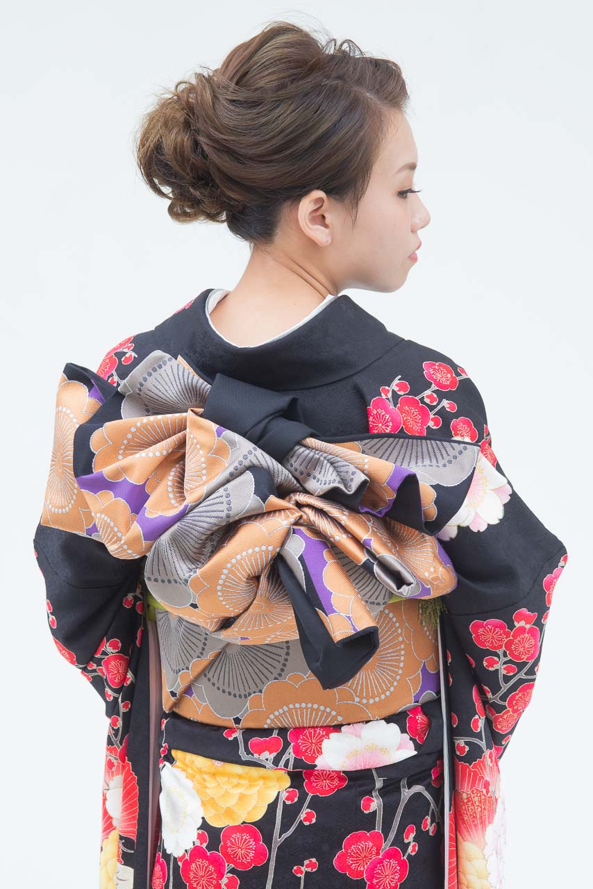 黒地に大柄四季花