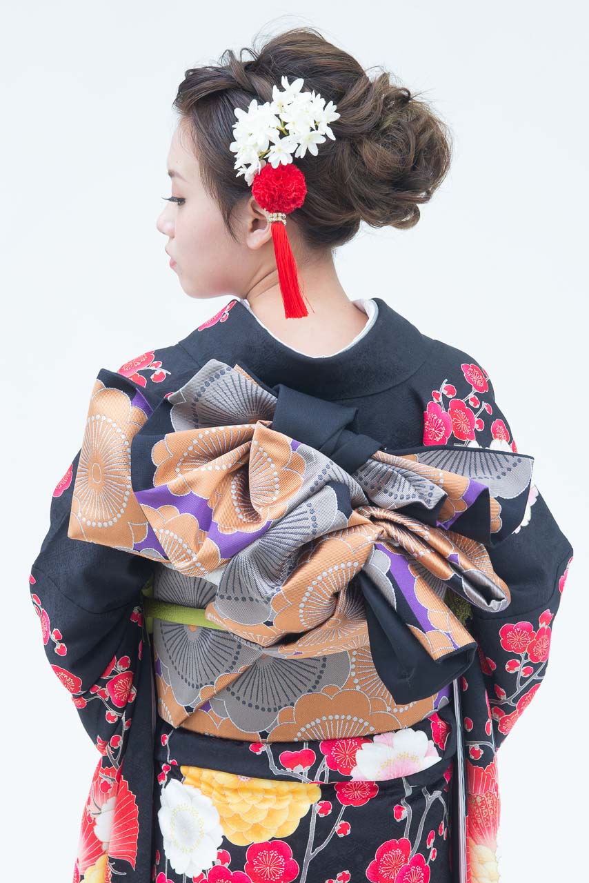 黒地に大柄四季花