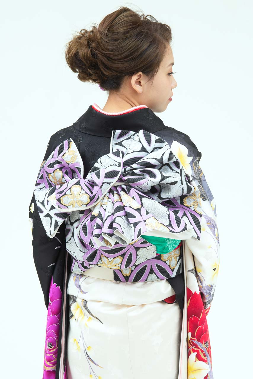 黒地に大輪薔薇