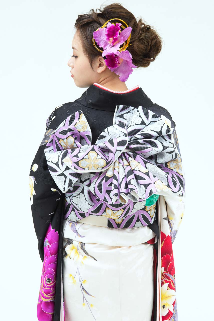 黒地に大輪薔薇