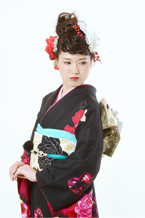 黒地にビビットピンク花模様