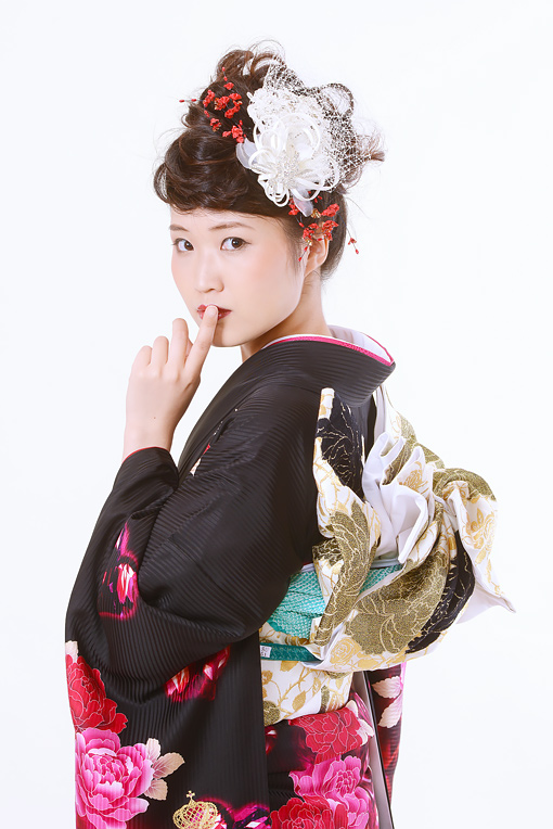 黒地にビビットピンク花模様