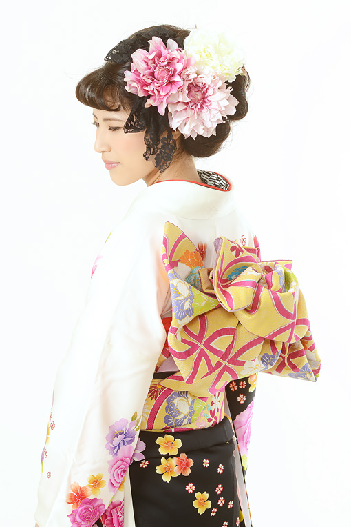 白地に薔薇裾黒模様