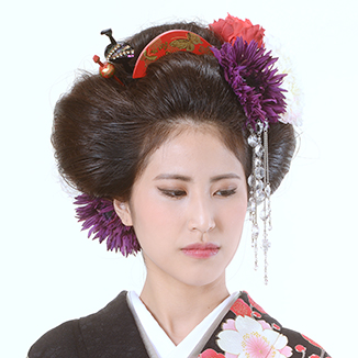 Make 色みを抑え、ラインを強調した印象的なメイクに仕上げて