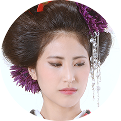 Make 色みを抑え、ラインを強調した印象的なメイクに仕上げて