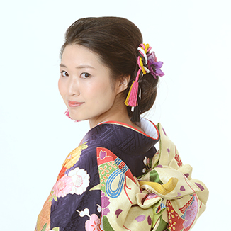 メイクの強弱を調整して清楚な印象に