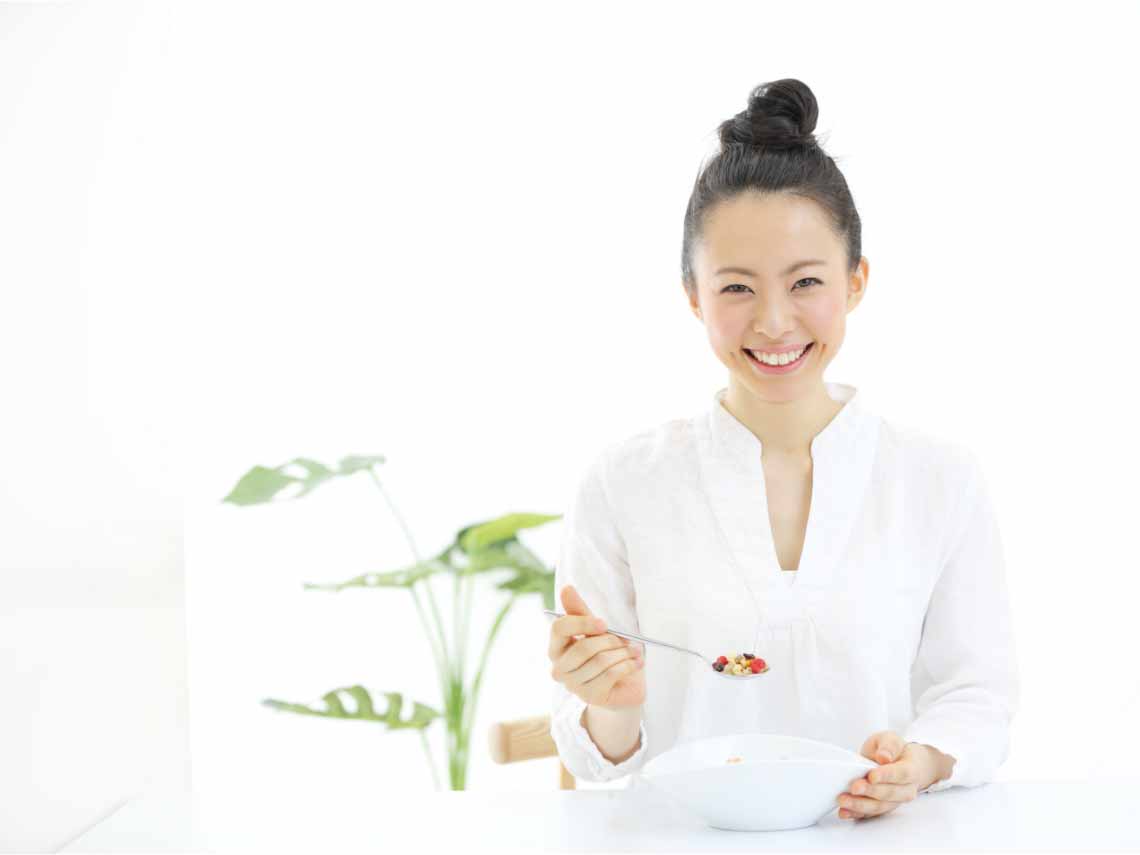 グラノーラを食べる女性