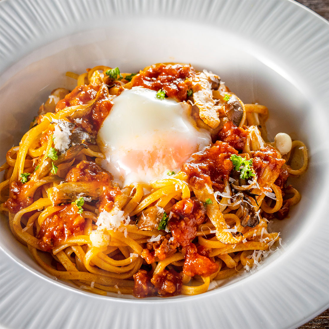 いろいろなキノコと温泉卵のミートソース