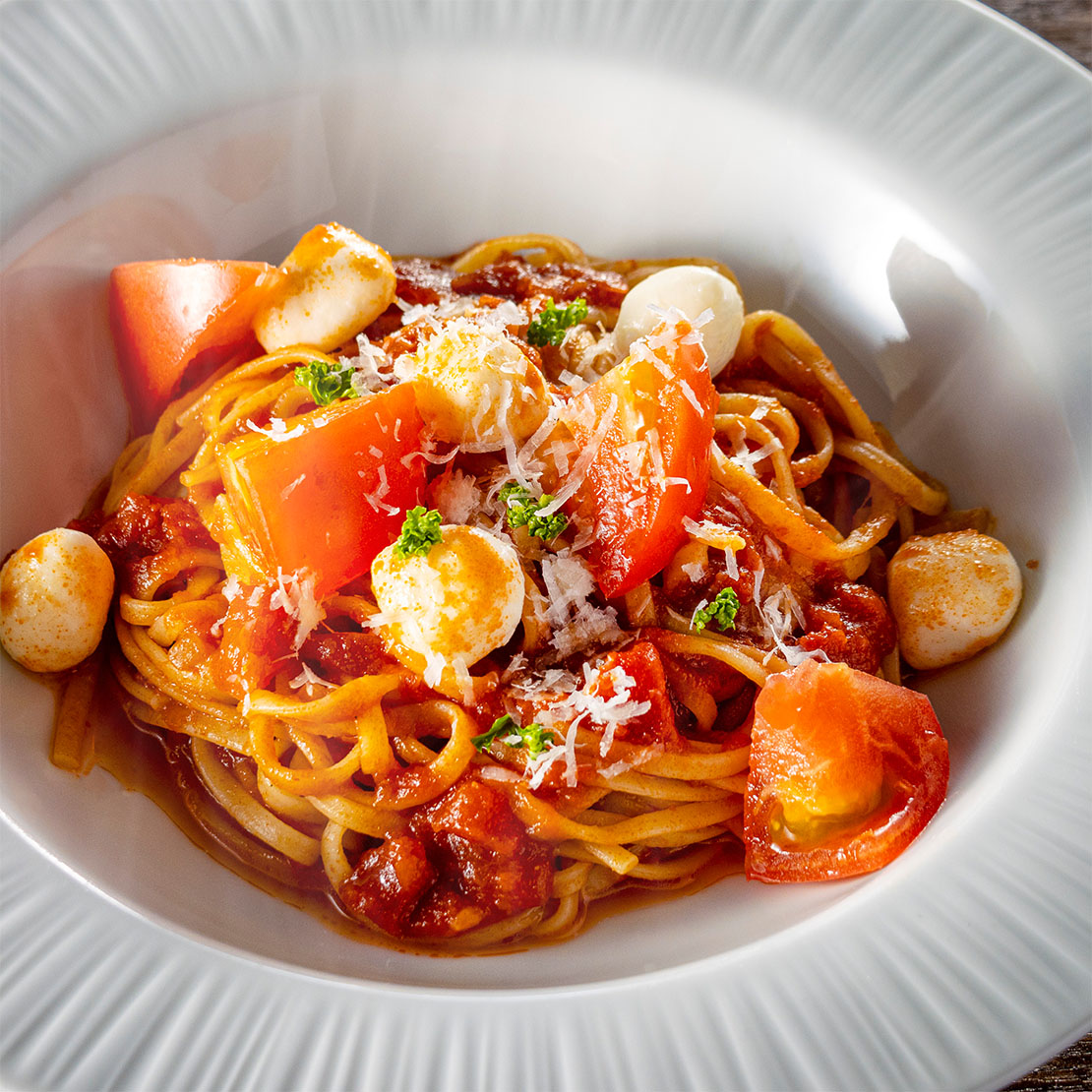 フレッシュトマトとモッツァレラチーズのパスタ