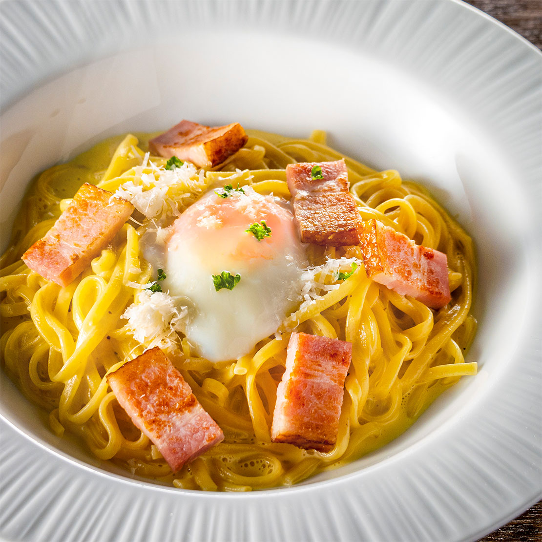 厚切りベーコンと温泉卵のカルボナーラ