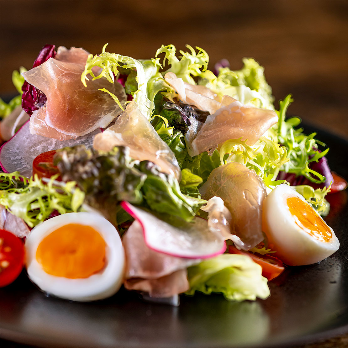 生ハムのサラダ　半熟卵とパルミジャーノレジャーノ