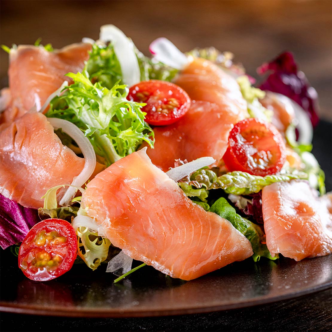 サーモンのフュメ　ベビーリーフのサラダ