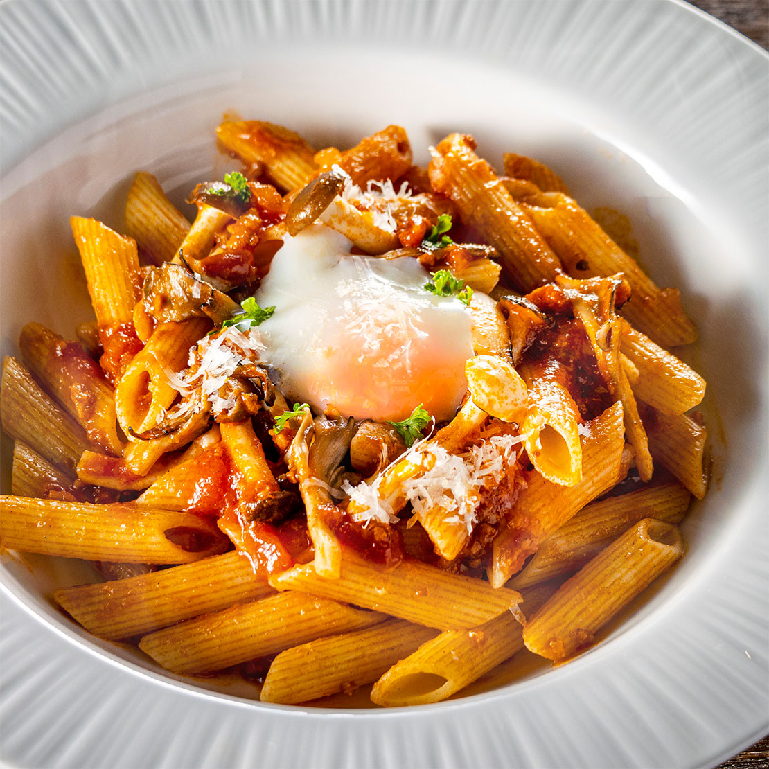 いろいろなキノコと温泉卵のペンネ